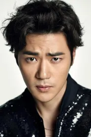 Kim Kang-woo as Director Sohn in The Old Woman with the Knife