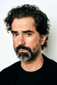 Hamish Linklater as Tommy Altmann in The Angriest Man in Brooklyn