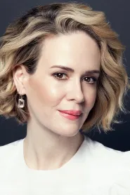 Sarah Paulson as Julie in Diggers