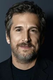 Guillaume Canet as Étienne in The Beach