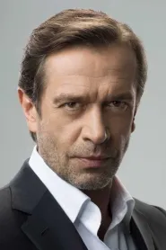 Vladimir Mashkov as Tracker (Sasha) in Behind Enemy Lines